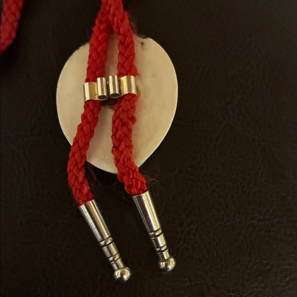 Vintage Red and White opera clown harlequin mask pendant string necklace - Picture 4 of 6